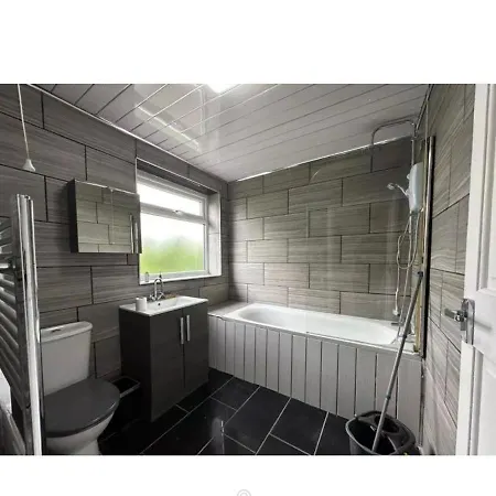 Victoria Avenue East 3 Bedroom House Манчестер