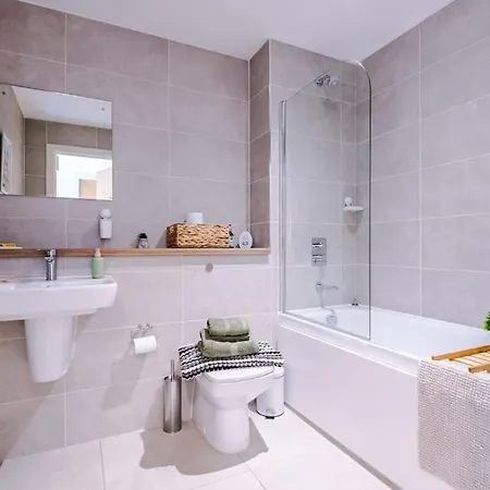 Apartment Media 2bed Apartment, Amazing Views, Smart Tv, Perfect For Contractors, Professionals, Families And Leisure Manchester