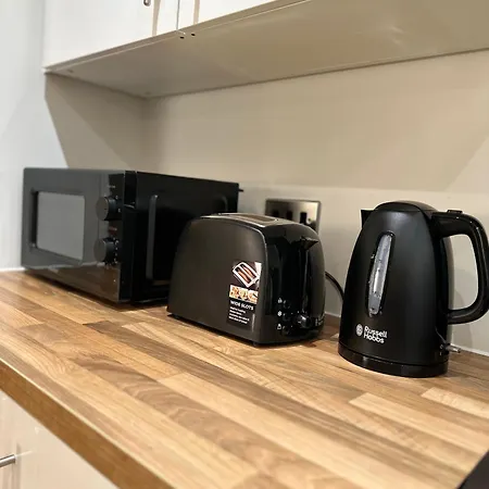 Luxury 2-bed High-rise In With Parking Apartman