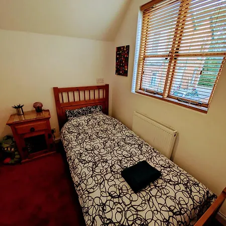 Detached House With Gated Parking In Whalley Range Villa