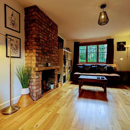 Detached House With Gated Parking In Whalley Range Villa *