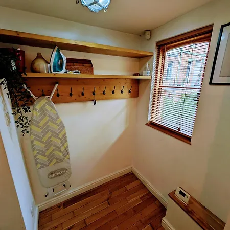 Villa Detached House With Gated Parking In Whalley Range