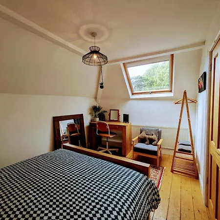 Detached House With Gated Parking In Whalley Range Villa *