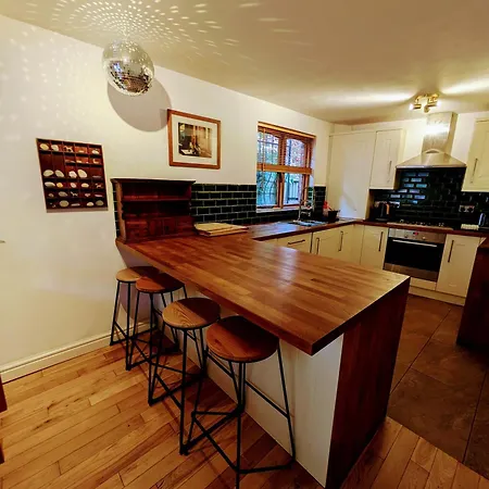 Detached House With Gated Parking In Whalley Range *