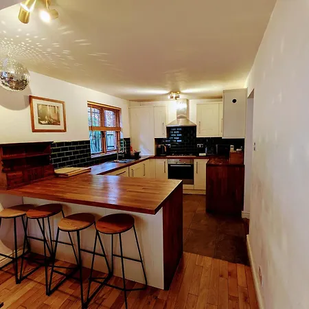 Detached House With Gated Parking In Whalley Range Villa