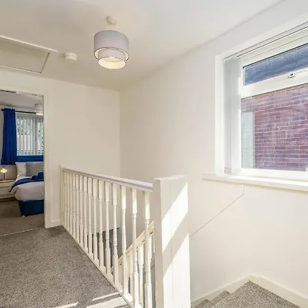 Spacious 4bed Home, Sleeps 10, Pool Table, Parking, Perfect For Groups *