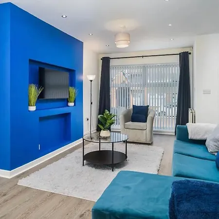 Spacious 4bed Home, Sleeps 10, Pool Table, Parking, Perfect For Groups דירה