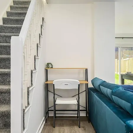 Spacious 4bed Home, Sleeps 10, Pool Table, Parking, Perfect For Groups דירה