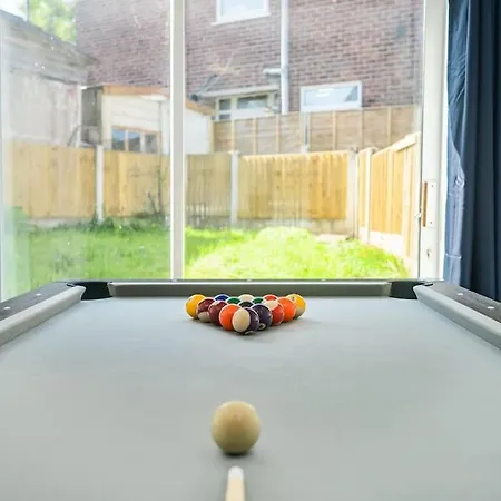 Spacious 4bed Home, Sleeps 10, Pool Table, Parking, Perfect For Groups Manchester
