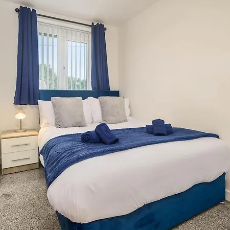 Spacious 4bed Home, Sleeps 10, Pool Table, Parking, Perfect For Groups דירה