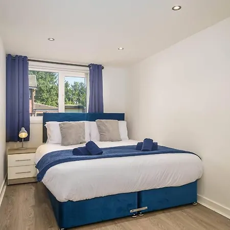 Spacious 4bed Home, Sleeps 10, Pool Table, Parking, Perfect For Groups *