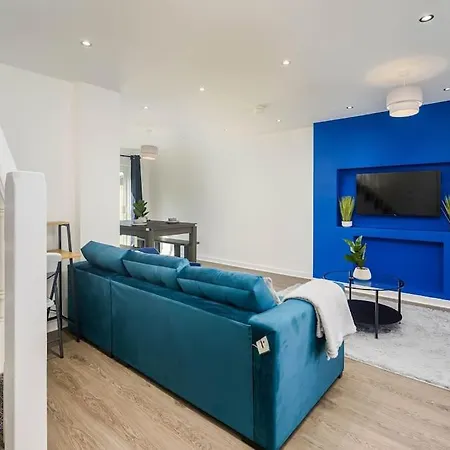 Spacious 4bed Home, Sleeps 10, Pool Table, Parking, Perfect For Groups Manchester