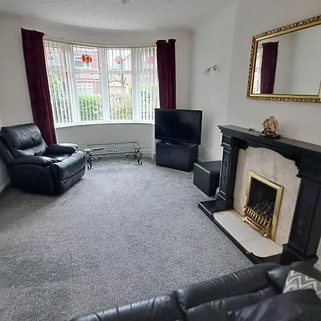 Dalton House - Three Bedroom Stretford Free Parking Near The Trafford Centre *