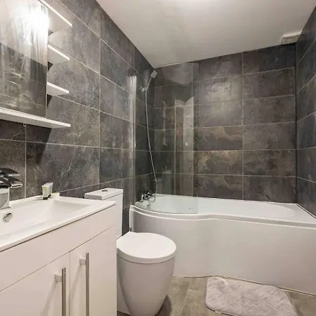 דירה Vibrant 2br In Chorlton, Free Parking מנצ'סטר