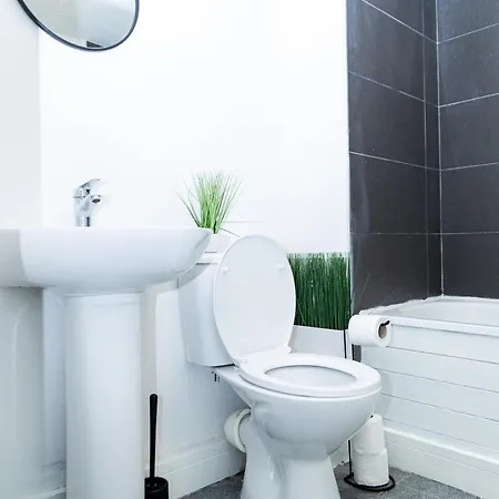 Spacious Ground Floor Near Old Trafford Stadium Manchester