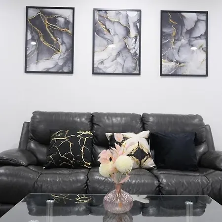 Semesterbostad Entire 3-bed House Sleeps 5 W Parking Manchester