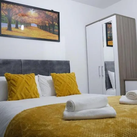 Entire House 3-bedrooms-sleeps5-parking * 맨체스터
