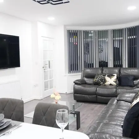 Semesterbostad Entire 3-bed House Sleeps 5 W Parking *