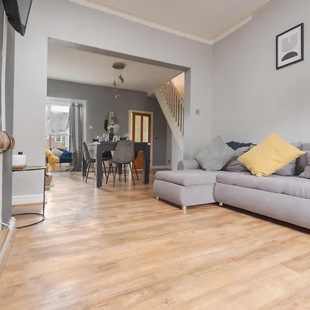 Vibrant & Spacious 3br House, Near & Salford Quays, Free Parking