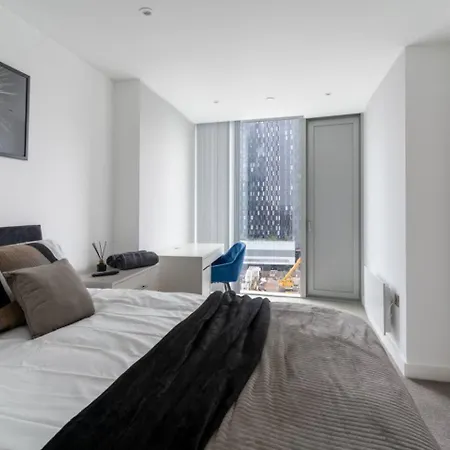 Spacious Skyline View 2bed *