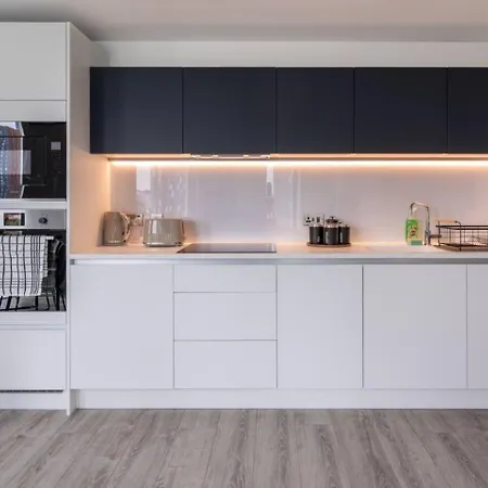 Spacious Skyline View 2bed شقة *