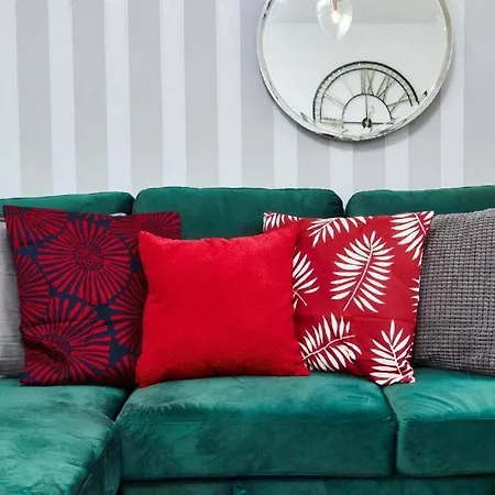 Large Stylish House - Sleeps 10 *