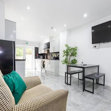 Дом отдыха The Kent Luxury House Sleeps 14 Free Parking