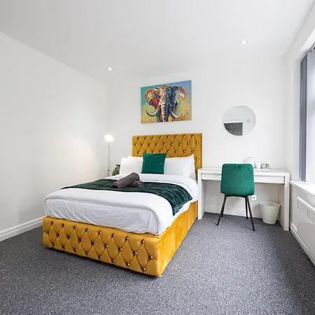 Дом отдыха The Kent Luxury House Sleeps 14 Free Parking *