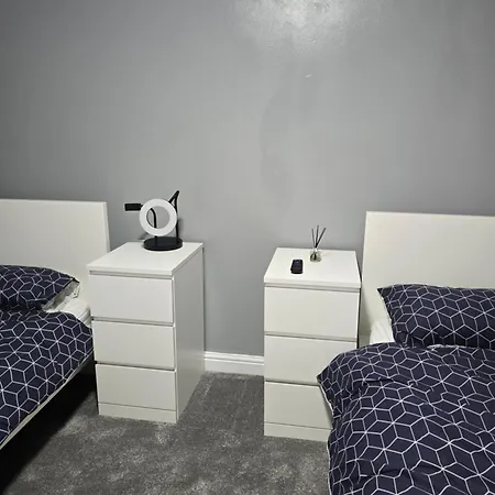 Holiday home - House - Sleeps 6 - Parking - Garden *