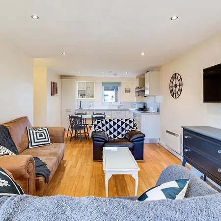 Luxury 2br - Prime Location - Parking Apartment *