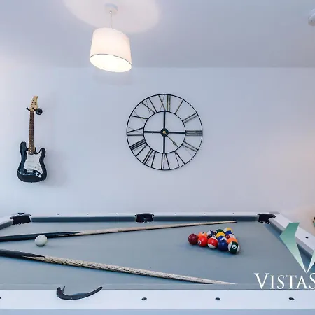 Large 5bdr House By Vista Short Lets & Serviced Salford With Pool Table, Ps4 & Private Parking *