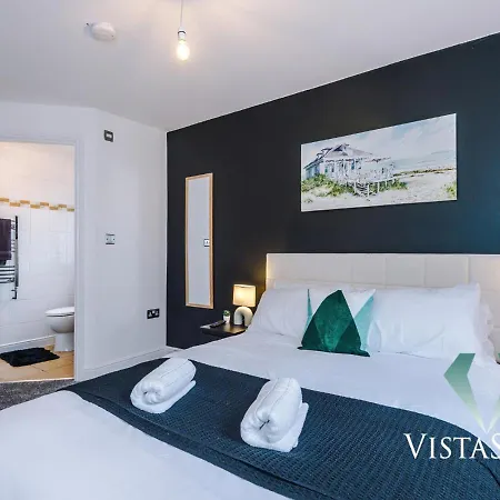 Large 5bdr House By Vista Short Lets & Serviced Salford With Pool Table, Ps4 & Private Parking Hébergement de vacances