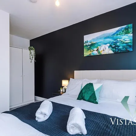 Large 5bdr House By Vista Short Lets & Serviced Salford With Pool Table, Ps4 & Private Parking * Manchester