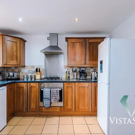 Large 5bdr House By Vista Short Lets & Serviced Salford With Pool Table, Ps4 & Private Parking Hébergement de vacances Manchester