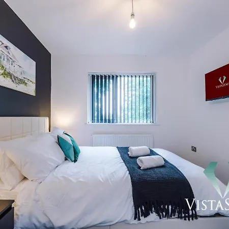 Large 5bdr House By Vista Short Lets & Serviced Salford With Pool Table, Ps4 & Private Parking * Manchester