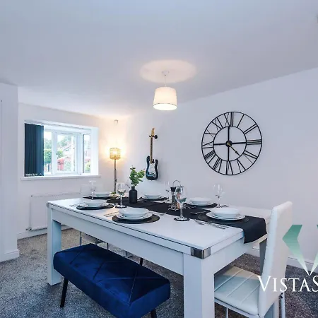 Hébergement de vacances Large 5bdr House By Vista Short Lets & Serviced Salford With Pool Table, Ps4 & Private Parking Manchester