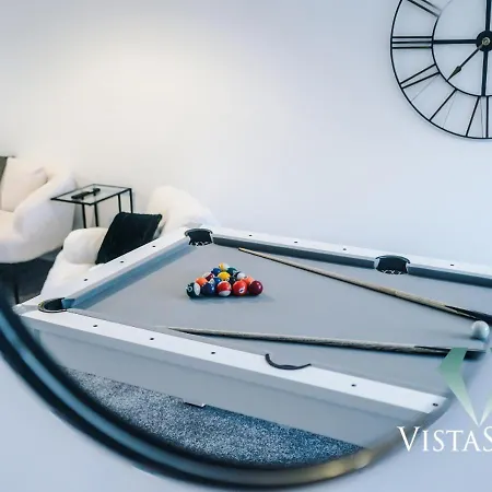 Large 5bdr House By Vista Short Lets & Serviced Salford With Pool Table, Ps4 & Private Parking Hébergement de vacances Manchester