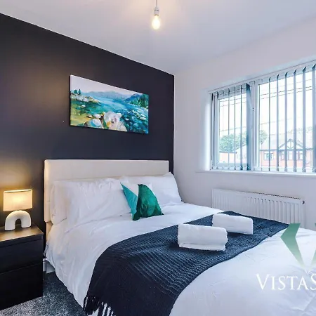 Hébergement de vacances Large 5bdr House By Vista Short Lets & Serviced Salford With Pool Table, Ps4 & Private Parking Manchester