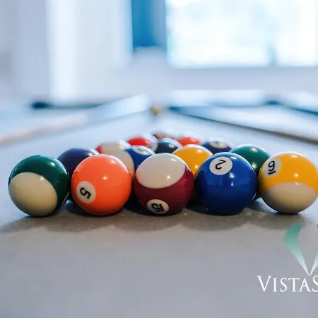 Hébergement de vacances Large 5bdr House By Vista Short Lets & Serviced Salford With Pool Table, Ps4 & Private Parking *