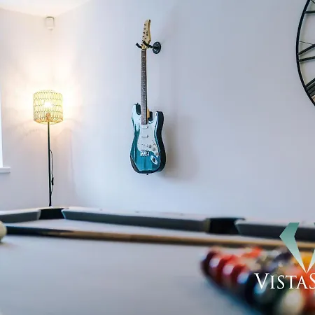 Large 5bdr House By Vista Short Lets & Serviced Salford With Pool Table, Ps4 & Private Parking *