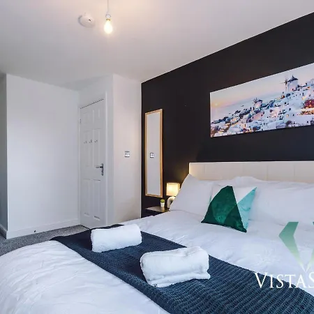 Large 5bdr House By Vista Short Lets & Serviced Salford With Pool Table, Ps4 & Private Parking *