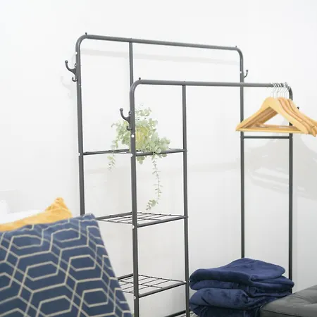 Silver Pines - 2br - King Bed - 6 Guests - Wi-fi - Free Parking 아파트 *
