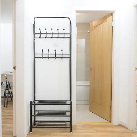 Silver Pines - 2br - King Bed - 6 Guests - Wi-fi - Free Parking 아파트 맨체스터