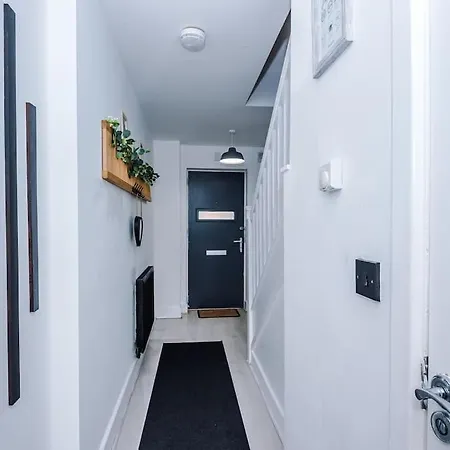Sleeps 7, Games Room, Perfect For Groups, Driveway, Smart Tv, Available For Long * Манчестер