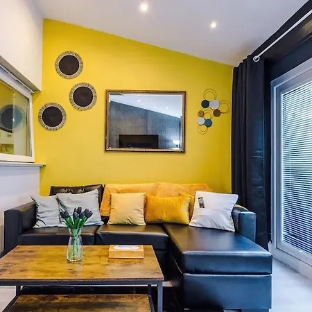 Sleeps 7, Games Room, Perfect For Groups, Driveway, Smart Tv, Available For Long Манчестер