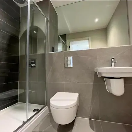 Luxurious, High-end 2-bedroom With Balcony * Manchester