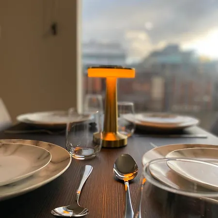 Lejlighed Luxurious, High-end 2-bedroom With Balcony