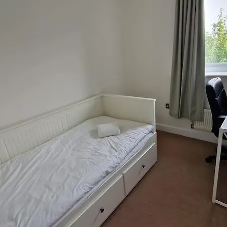 Modern Near Etihad, Coop Live * マンチェスター