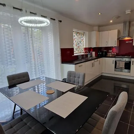 Apartman Modern Near Etihad, Coop Live