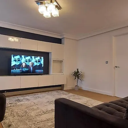 Modern Near Etihad, Coop Live マンチェスター